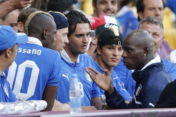 Balotelli "chém gió" cùng em trai Enoch và các tifosi.